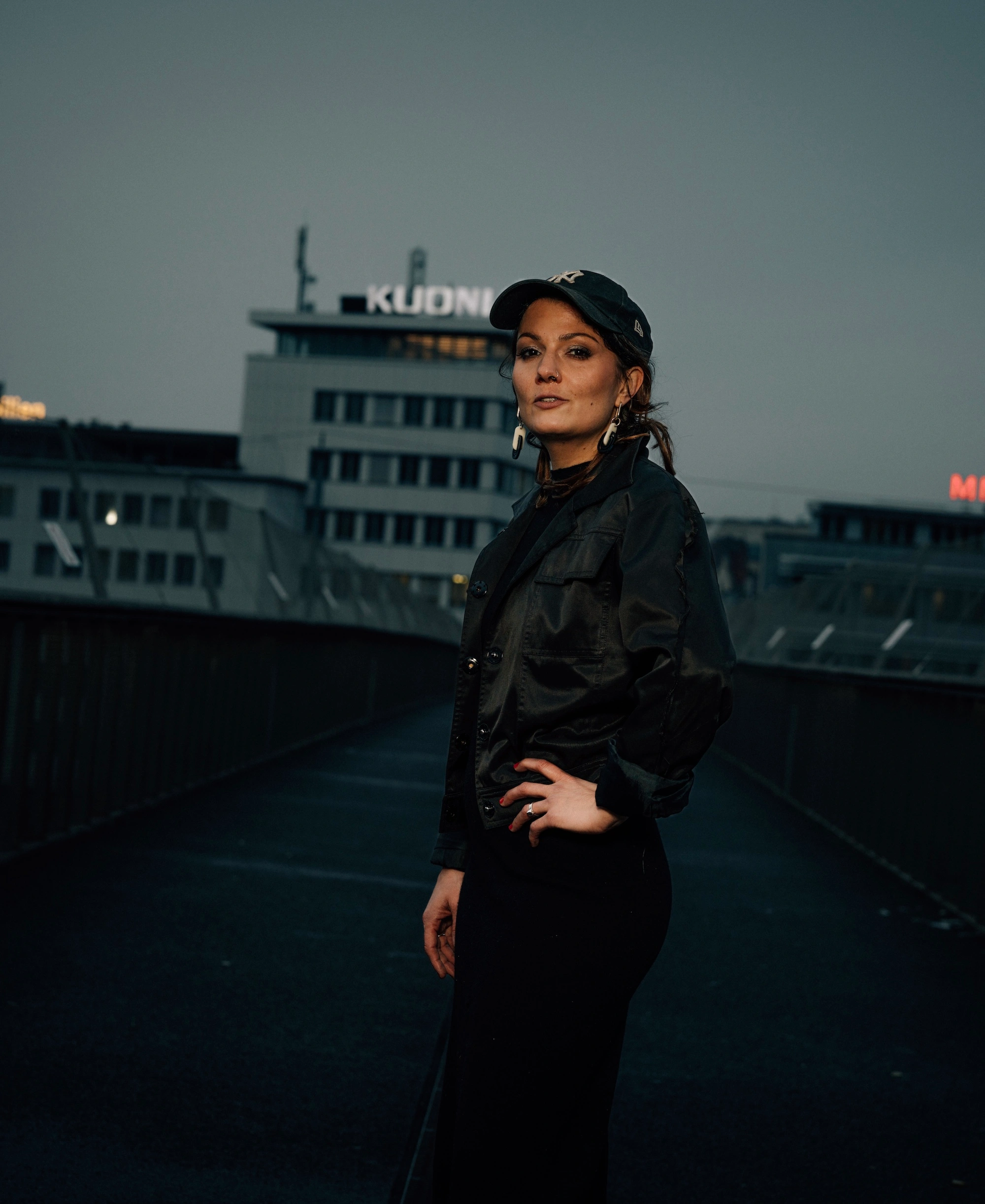 Rosanna Grüter steht auf einer Brücke in Zürich und schaut zurück in die Kamera.