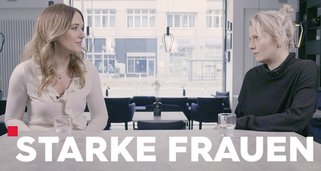Starke Frauen Logo auf einem Hintergrundbild von zwei Frauen an einem Tisch in einem Gespräch.